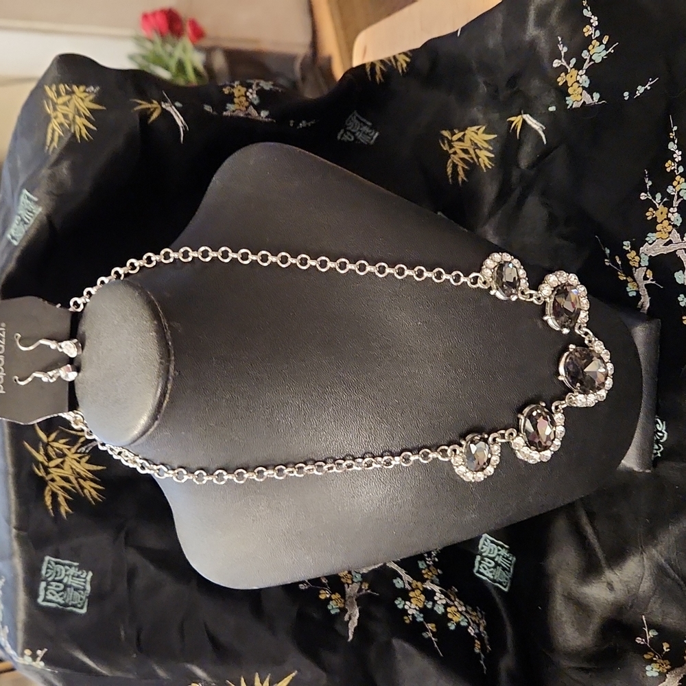 Paparazzi Rhinestone Necklace - Picture 3 of 3